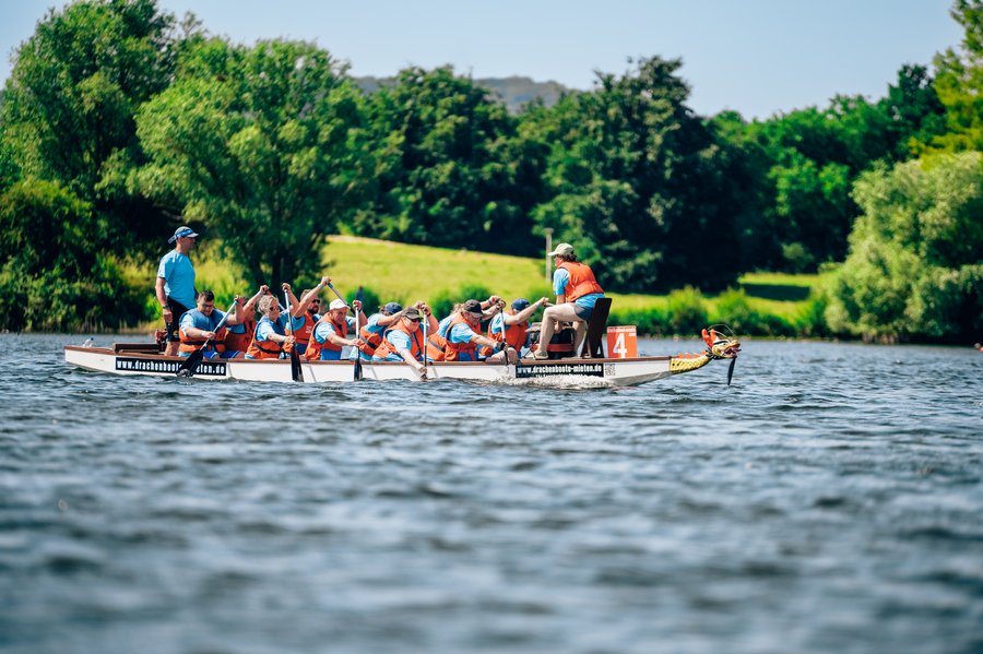 Drachenboot auf dem Wasser