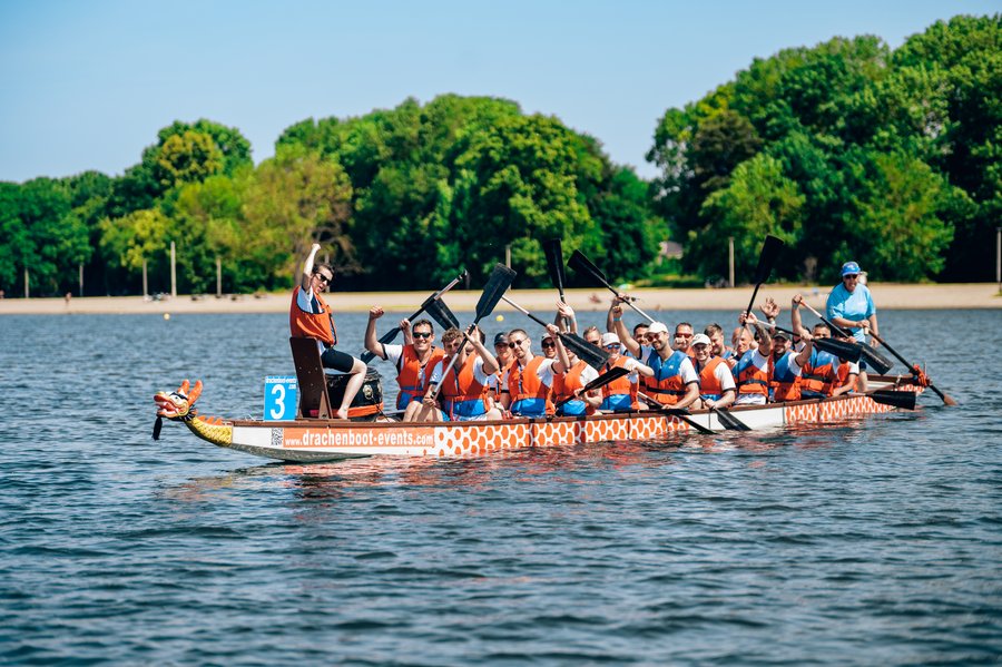 Drachenboot mit Strand im Hintergrund