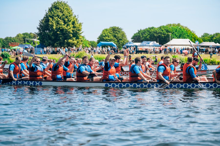 Drachenboote nebeneinander