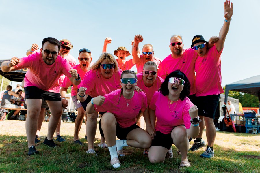 Teamfoto einer Gruppe mit pinken T-Shirts